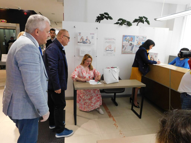 Са картицом попуст и на Инфостан? Ево које ће све олакшице имати РОДИТЕЉИ са троје деце